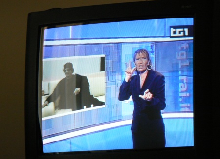 Сурдопереводчик с итальянского телеканала рассказывает о новостях из Ливии