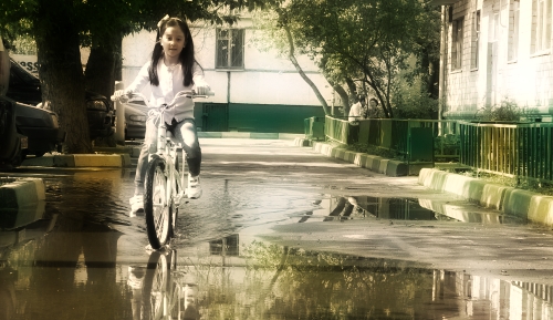 Сарра научилась кататься на велосипеде. Апрель-май 2012 г.