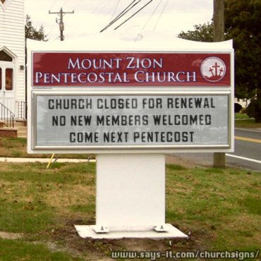 Надпись на фото: "Церковь закрыта на ремонт. Новых членов не принимаем. Приходите в следующую Пятидесятницу"